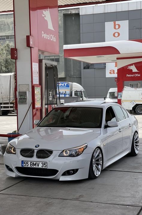 Bmw E60 Modified, Bmw E60 Wallpapers, Wallpaper Car Aesthetic, Luxury Cars Inside, Aesthetic Expensive, Bmw E60 M5, Bmw 525, M5 E60, Bmw M5 E60