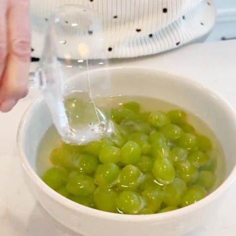 "Prosecco Vodka Grapes" Are Our NEW Favorite Way to Eat Grapes (Here's How to Make Them!) 9x13 Meals, Vodka Grapes, Prosecco Grapes, Grape Vodka, Fun Beverages, Boozy Treats, Bunco Party, Frozen Grapes, Grape Recipes