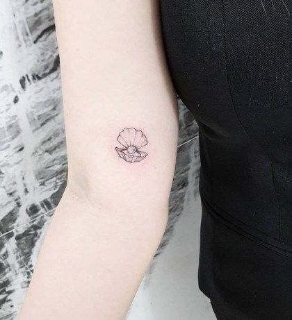 Zee Tattoo, Dainty Tattoo Ideas, Pearl Tattoo, Dainty Tattoo, Seashell Tattoos, Shell Tattoos, Muster Tattoos, Greek Tattoos, Cute Tiny Tattoos