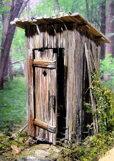 Old Outhouse, Out Houses, Barn Pictures, Country Barns, Old Abandoned Houses, Barn Painting, Barn Art, Old Farm Houses, Country Scenes