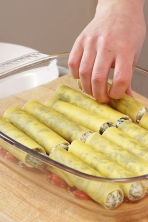 Cannelloni - makaron do zapiekania. http://womanmax.pl/cannelloni-makaron-zapiekania/ Caneloni Recipe, Ricotta Cannelloni, Cannelloni Pasta, Saffron Chicken, Cannelloni Recipes, Resep Pasta, Manicotti Recipe, Spinach And Ricotta, British Dishes