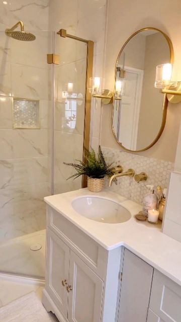 Gold Shower Bathroom Ideas, Gold Trim Bathroom Ideas, Neutral Bathroom With Gold Accents, Neutral Shower Ideas Bathroom, Gold And White Small Bathroom, Gold Themed Bathroom, Gold Detail Bathroom, White And Gold Guest Bathroom, Gold Shower Shelves