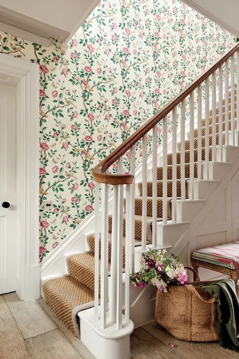 Estilo Cottage, Jane Clayton, Victorian Hallway, Style Anglais, Vintage Flowers Wallpaper, Hallway Designs, Rose Cream, Style Cottage, Style Deco