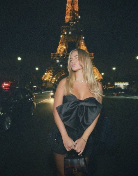 Disposable Film Photos, Paris Night Outfit, Paris Outfit Ideas Summer, Eiffel Tower Outfit, Paris Night Aesthetic, Paris Outfits Summer, Paris Picture Ideas, Paris Trip Outfits, Eiffel Tower Pictures