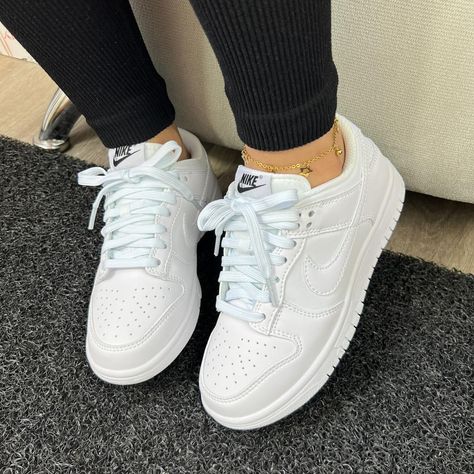 Feminine Sneakers, Female Sneakers, Pretty Sneakers, White Nike Shoes, Fashion Shoes Heels, Causal Outfits, Cute Nike Shoes, Cute Sneakers, Cute Nikes