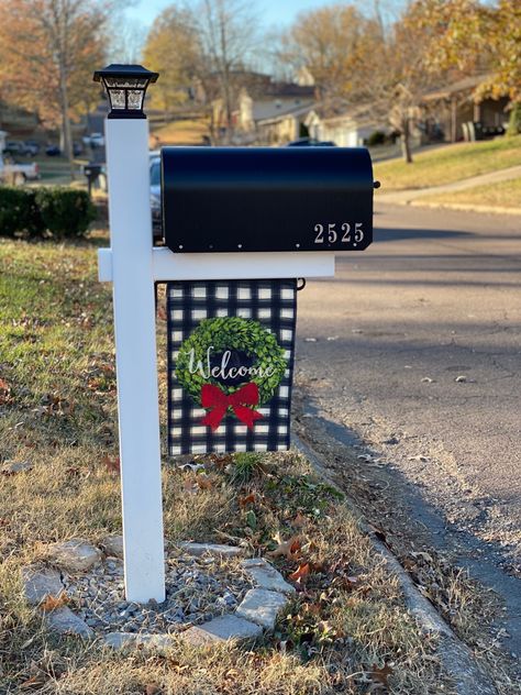 New Mailbox Ideas, Mailbox Makeover Diy, Simple Curb Appeal, Farmhouse Mailboxes, Country Mailbox, Garden Flags Ideas, Rustic Mailboxes, Mailbox Planter, Home Mailboxes