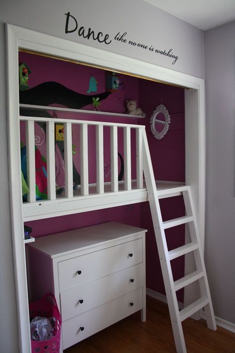 Closet Bed Nook, Closet Playhouse, Closet Playroom, Girls Reading Nook, Loft Closet, Closet Nook, Reading Nook Closet, Ideas Armario, Playroom Closet