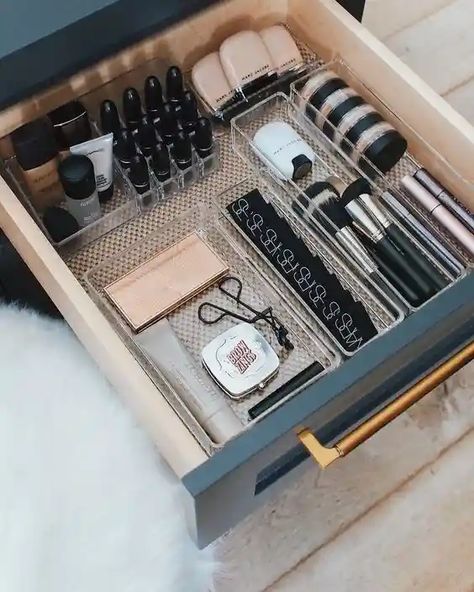 40+ Genius Makeup Organization Ideas Makeup Drawers, Diy Makeup Organizer, Rangement Makeup, Andee Layne, Makeup Drawer Organization, Makeup Organization Diy, Makeup Drawer, Makeup Organization Vanity, Vanity Organization