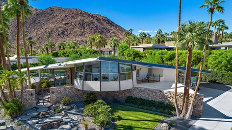 Elvis And Priscilla Presley, Mid Century Modern Palm Springs, Palm Springs Homes, Honeymoon House, Spring Architecture, Palm Springs Houses, House Of Tomorrow, Palm Springs Aesthetic, Palm Springs House