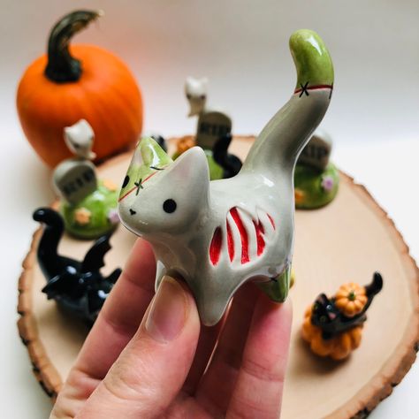 Halloween Clay Art, Studio Mimmi, Halloween Pottery, Ceramica Ideas, Zombie Cat, Halloween Clay, Clay Works, Clay Sculptures, Clay Diy Projects