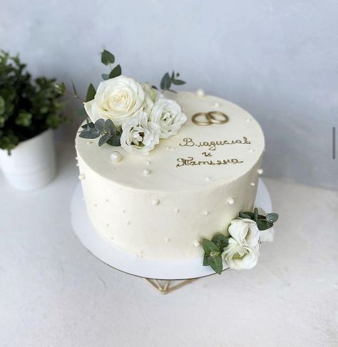 Engagment Cake One Layer, Nikkah Cake Ideas Simple, Single Tier Engagement Cake, Simple Engagement Cake Designs, Simple White Engagement Cake, Cake Ideas For Engagement, Kue Wedding Simple, Engament Cake Simple, Engagement Party Cake Ideas Simple