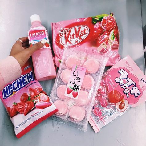 Discovered by ○•Rêver•○. Find images and videos about pink, food and sweet on We Heart It - the app to get lost in what you love. Snacks Japonais, Japan Snacks, Cibo Asiatico, Aesthetic Japanese, Soya Mumu, Japan Candy, Korean Snacks, Asian Snacks, Cute Snacks