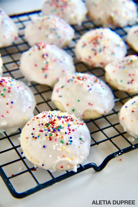 Italian White Cookies, Angeletti Cookies Recipe, Italian Anisette Cookies, Anisette Cookies, Italian Wedding Cookies, Italian Christmas Cookies, White Cookie, Holiday Party Foods, Creamy Dip