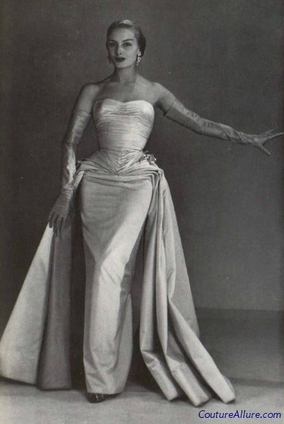 Couture Allure Vintage Fashion: Weekend Eye Candy: Jean Desses Evening Gown, 1952 Glamour Vintage, French Paris, Paris Chic, Design Moda, Fashion 1950s, Retro Mode, Vintage Gowns, Vintage Couture, Pierre Balmain