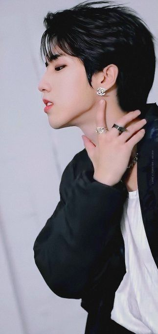 #Han #HanJisung #Wallpaper #StrayKids Straykids Han Jisung, Side Profile, Han Jisung, Log In, Log, Hair, Black