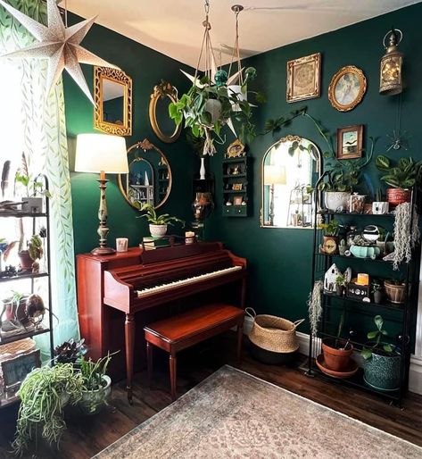 70s Room, Dark Green Living Room, Dark Green Walls, Jungle Vibes, Dark Home Decor, Maximalist Decor, Up House, Living Room Green, Maximalism