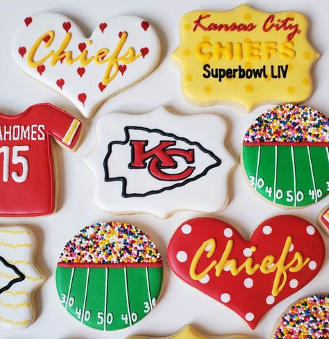 Kc Chiefs Sugar Cookies, Chiefs Party Food, Kc Chiefs Cookies Decorated, Taylor Swift Chiefs Cookies, Kansas City Chiefs Sugar Cookies, Kansas City Chiefs Cookies Decorated, Kansas City Chiefs Cupcakes, Chiefs Cookie Cake, Chiefs Cookies Decorated