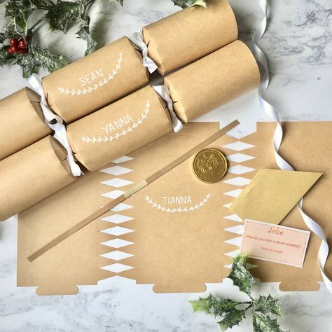 Christmas Table Favors, Personalised Wreath, Alternative Wedding Favors, Unusual Wedding Favours, Hand Lettered Christmas, Personalized Wreaths, Gold Wedding Favors, Holidays Ideas, Chocolate Wedding Favors