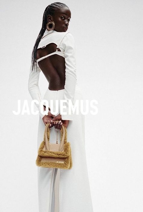 Jacquemus Campaign Editorial, Jacquemus Editorial Fashion Photography, Bag Editorial Photography Studio, Model Bag Pose, Modeling Bags Pose, Purse Model Photography, Photoshoot Bags Ideas, Purse Editorial, Jacquemus Photoshoot