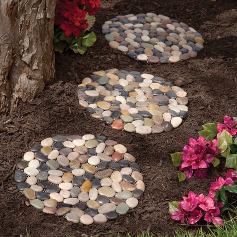 Round Stepping Stones, Decorative Garden Stones, Stepping Stone Pathway, Stepping Stones Diy, Garden Stepping Stones, Stone Pathway, Garden Steps, Rock Garden Landscaping, Stones Diy