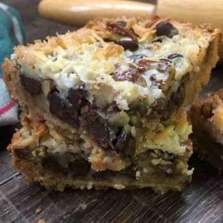 How To Make Hello Dolly Bars Hello Dolly Cookies, Coconut Bars Recipe, Chocolate Coconut Bars, Dolly Bars, Graham Cracker Butter, Hello Dolly Bars, Fluffiest Cinnamon Rolls, Magic Cookie Bar Recipe, Portable Dessert