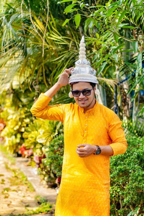 Bengali Wedding Photoshoot, Haldi Boy, Haldi Pic, Haldi Ceremony Outfit For Men, Bengali Groom, Groom Haldi, Haldi Shoot, Poe Boy, Ceremony Outfit