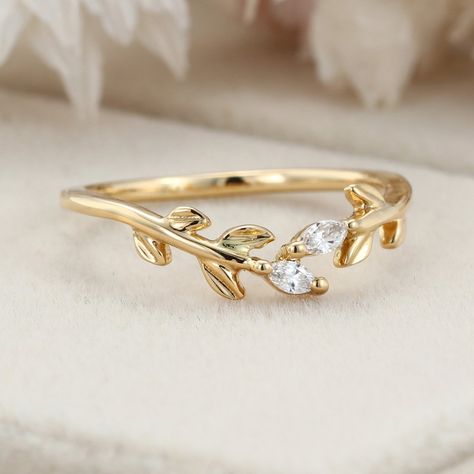 a breathtaking fusion of art deco inspiration and natural elegance. This enchanting Moissanite Leaf Wedding Ring is meticulously crafted to embody the beauty of love and commitment in every detail. Leaf Wedding Ring Set, Branch Wedding Band, Nature Inspired Wedding Bands, Leaf Wedding Ring, Open Wedding Band, Leaf Wedding Rings, Leaf Wedding Band, Nature Inspired Engagement Ring, Art Deco Inspiration