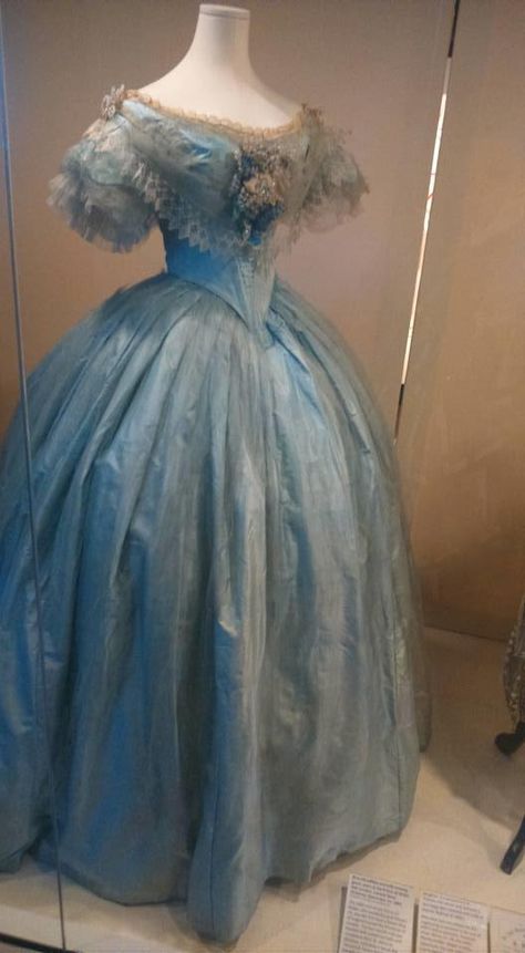 Fashion History Museum (Cambridge) - What You Need to Know for Your Trip | TripAdvisor 1860s Dresses, Historical Gowns, Mode Tips, 1800s Fashion, 19th Century Fashion, Old Dresses, Victorian Clothing, Antique Dress, Retro Mode