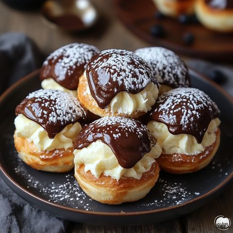 profiteroles 🍨💚 Pistachio ice cream: - 500 ml of whole milk - 250 ml of liquid cream - 4 egg yolks - 120 g of powdered sugar - 200 g pistachios - In a blender reduce the pistachios to powder. Add a little oil and continue to mix until it forms a paste. - In a saucepan mix the milk, cream and pistachio paste. Bring the mixture to a boil. - Blanch the egg yolks with the powdered sugar. - Pour the mixture over the eggs little by little while whisking. - Add the cream to a saucepan and mix with a... Pistachio Paste, Meal Prep Snacks, Pistachio Ice Cream, Milk Cream, Food Babe, Human Food, Yummy Comfort Food, Egg Yolks, Delicious Snacks Recipes