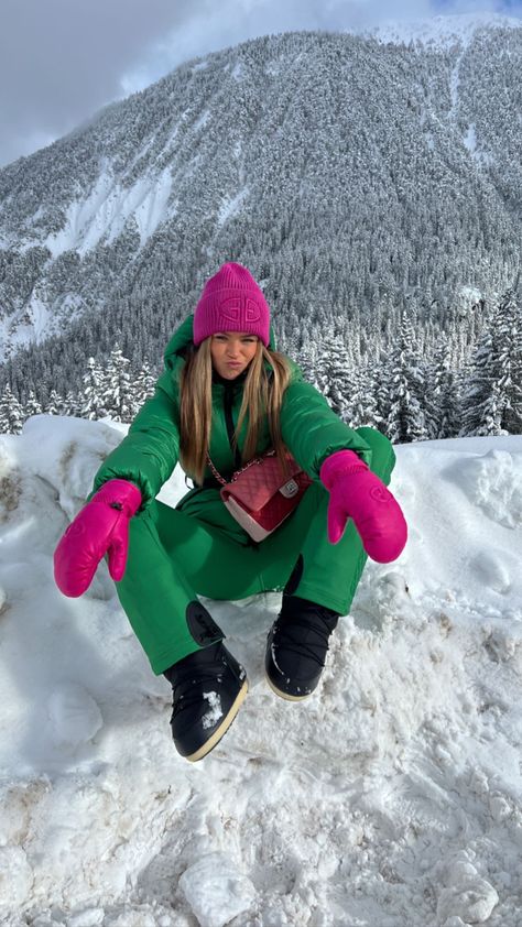 Outfit Neve, Cute Skiing Outfit, Cute Ski Outfits For Women, Cute Ski Outfits, Luna Hale, The Simple Wild, Addicted Calloway Sisters, Like Us Series, Mode Au Ski