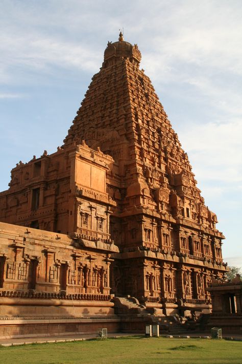 Thanjai Periya Kovil Wallpaper, Tanjore Temple, Tamil Architecture, Brihadeshwara Temple, Indian Castle, Chola Temples, Hindu Architecture, Temple India, Indian Temple Architecture