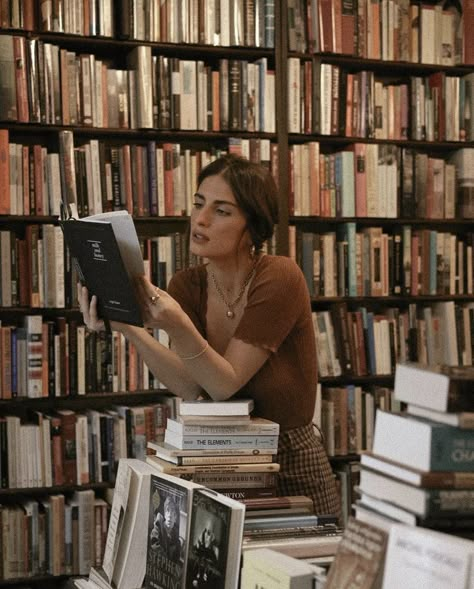 Library Shoot, Library Photoshoot, Professor Aesthetic, Library Photo Shoot, Library Aesthetic, Funny Story, Grad Photos, Dark Academia Aesthetic, Girl Reading