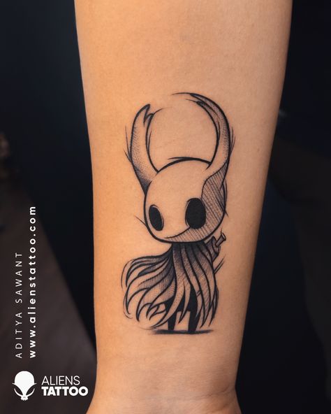 Hallow Knight Tattoo, Manga Style Tattoo, Tatuagem Hollow Knight, Sketchy Tattoo Style, Hollow Knight Tattoo Ideas, Tattoo Leo, Beautiful Spine Tattoos, Sketchy Style, Sketchy Tattoo