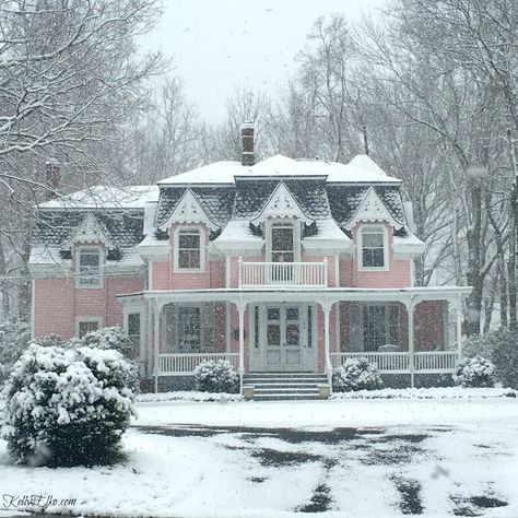 Pink Victorian House, Pink Victorian, Casas Coloniales, Pink House, Victorian Architecture, Cute House, Barbie Dream House, Pink Houses, Pretty House