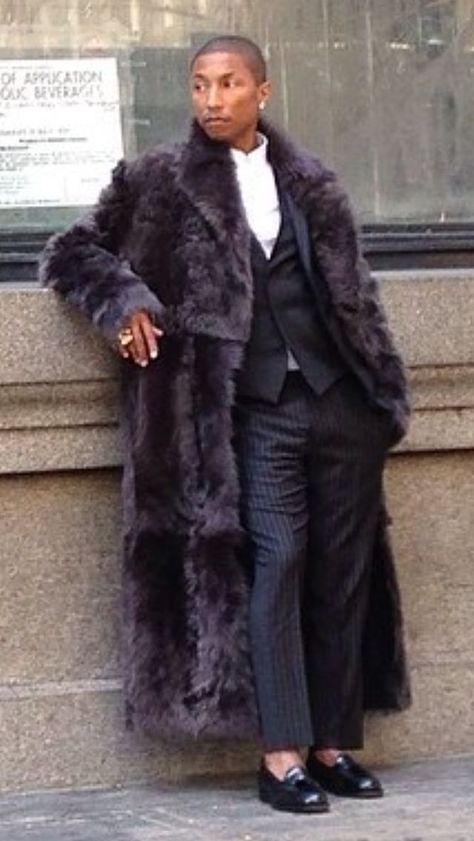 male fur hag Pharrell... glad' he's happy' because the animals that had been wearing that skin are not. Fur Coat Men, Fur Coat Outfit, Mens Fur Coat, Evening Style, Mens Fur, Real Fur Coat, Fluffy Coat, Style For Men, Fur Clothing