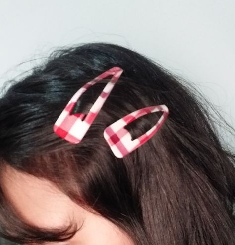 Hairclip Aesthetic, Hair Clip Aesthetic, Clip Aesthetic, Hair Clips Aesthetic, Red Hair Clips, Aesthetic Photo, Hair Clip, Red Hair, Wardrobe Essentials