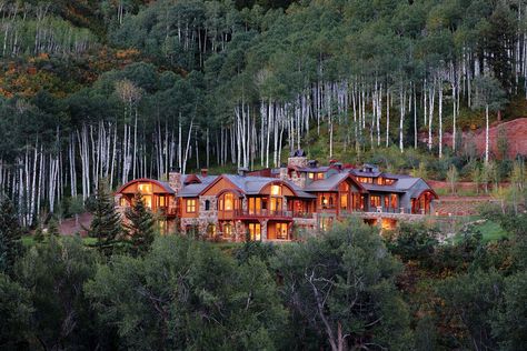 Majestic family mountain retreat surrounded by Aspen trees in Colorado Pretty Architecture, Aspen House, Aspen Mountain, Amazing Homes, Nice House, Retreat House, Architect Design House, Aspen Colorado, Gate House