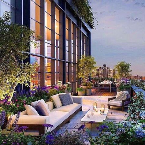 Penthouse New York, Penthouse Terrace, Design Per Patio, German Town, New York Penthouse, Apartment Balcony Garden, Rooftop Terrace Design, Rooftop Design, Apartment Terrace