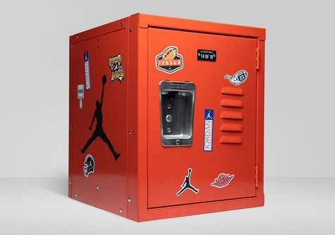 Jordan NFL Athletes Receives Football-Inspired Air Jordan 12 PE Inside Mini Lockers Mini Locker, Locker Box, Cosmetic Gift Set, Pr Kit, Locker Designs, Pr Package, Welcome Kit, Sneakers Box, Seed Kit