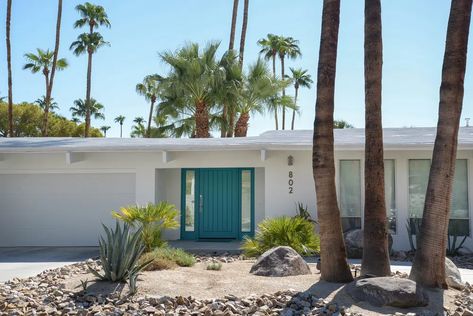 The Ultimate Guide to Palm Springs Architecture Palm Springs Mid Century Modern Homes, Palm Springs Exterior, Palm Springs Landscaping, Palm Springs Mid Century Modern, Palm Springs Architecture, White Exterior Paint, Desert Living, Perfect Paint Color, Exterior Paint Color