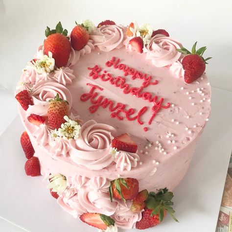 Cake 
Strawberry
Flower
Pink Strawberry Shaped Smash Cake, Chocolate Strawberry Cake Designs, Strawberry Cake Birthday Girl, Fair Cake Ideas, Strawberry Birthday Cake For Women, Strawberry Cake Decor, Strawberry Decorated Cake, Birthday Cake With Strawberries, Strawberry Cake Ideas