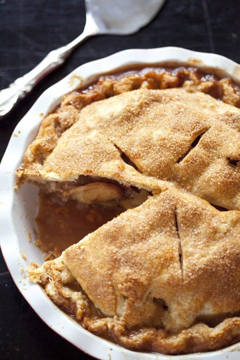 How-to Videos: Easy Pie Dough and Double Crusted Apple Pie Maple Apple Pie, Easy Pie Dough, Dessert Pastries, Zoe Bakes, Perfect Apple Pie, Best Apple Pie, Mini Torte, Delectable Desserts, Homemade Apple Pies