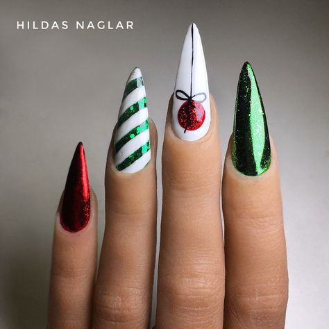 Red Chrome Candy Cane Nails, Christmas Nails Stiletto Simple, Stiletto Nail Art Christmas, Christmas Nail Stiletto, Short Stilleto Christmas Nails, Chrome Green Christmas Nails, Christmas Stelitto Nails, Green Xmas Nails Designs, Christmas Crome Nails