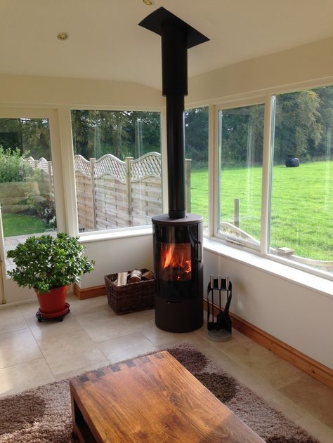 Conservatory Interior, Small Sunroom, Conservatory Kitchen, Garden Room Extensions, Screened Porch Designs, Four Seasons Room, Sunroom Addition, Sunroom Decorating, Room Extensions