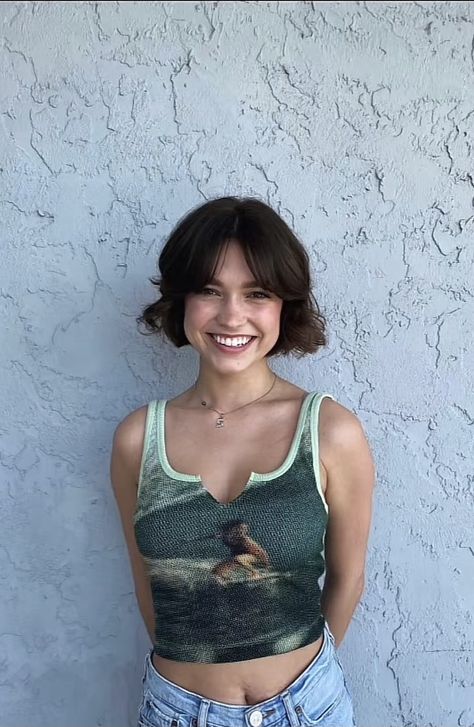 Above Shoulder Brown Hair, Cute Bob With Bangs, Short Hair And Bangs Hairstyles, Bob Hair With Curtain Bangs, Wavy Bob With Curtain Bangs, Short Hair Curtain Bangs Round Face, Short Hair Inspo, Brown Bob Hair, Yoga Progress