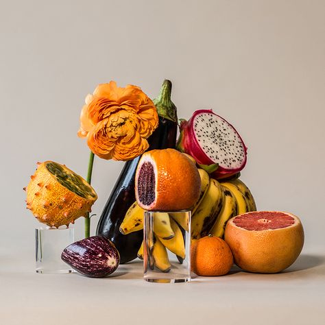 Suzannesaroff-stackoffruitandveggiesandflowersphotography-itsnicethat2 Fruits And Flowers, Food Art Photography, Fragrance Ingredients, Fruit Photography, Fruit Art, Fruit And Veg, Growing Vegetables, Creative Food, Ikebana