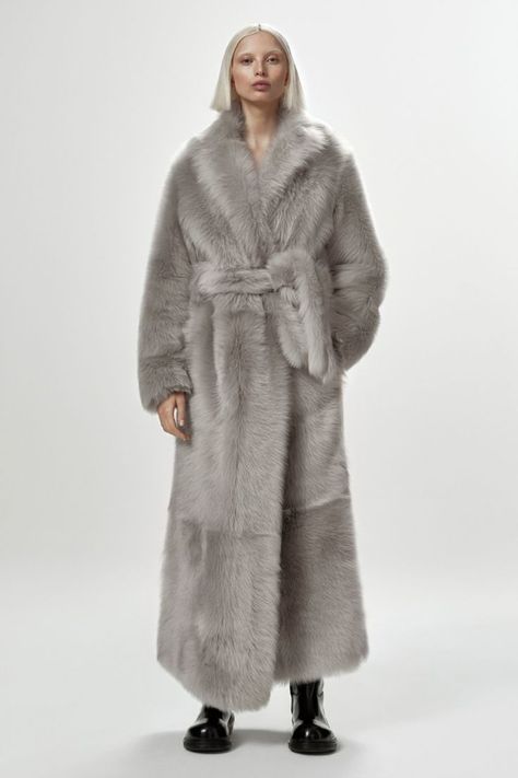 Faux Fur Coats Outfit, Shearling Coat Womens, Pre Fall 2023, Fur Coat Fashion, Cool Coats, Plush Coat, Shearling Coat, Fashion Mistakes, Style Crush