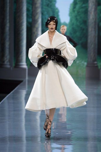 Dior-Wow-I want to wear this and walk through the streets of Paris Dior Haute Couture, Moda Paris, Christian Dior Couture, Dior Fashion, Dior Couture, John Galliano, Trend Fashion, Mode Vintage, Mode Inspiration