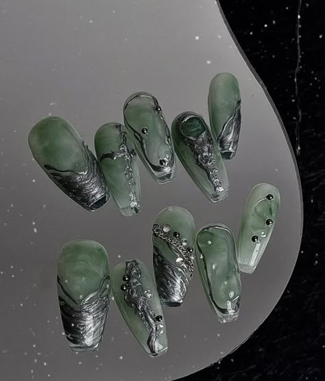 Green Nails Chinese, Dark Green Nails Y2k, Silver And Emerald Green Nails, Korean Green Nails, Green And Chrome Nails, Green Korean Nails, Green Nails Y2k, Dark Green And Silver Nails, Green Nails With Gems