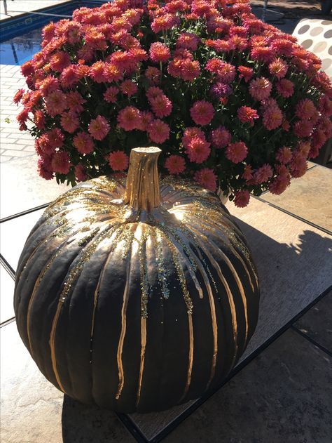 Painted pumpkin, glitter pumpkin, paint drip pumpkin, black and gold pumpkin Black And Gold Pumpkin Painting, Paint Drip Pumpkins, Black And Gold Pumpkins, Black Pumpkin Painting Ideas, Gold Painted Pumpkins, Gala Planning, Black Pumpkins, Pumpkin Decorating Diy, Pumpkin Paint